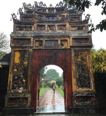 Du khách quốc tế check-in Đại Nội Huế