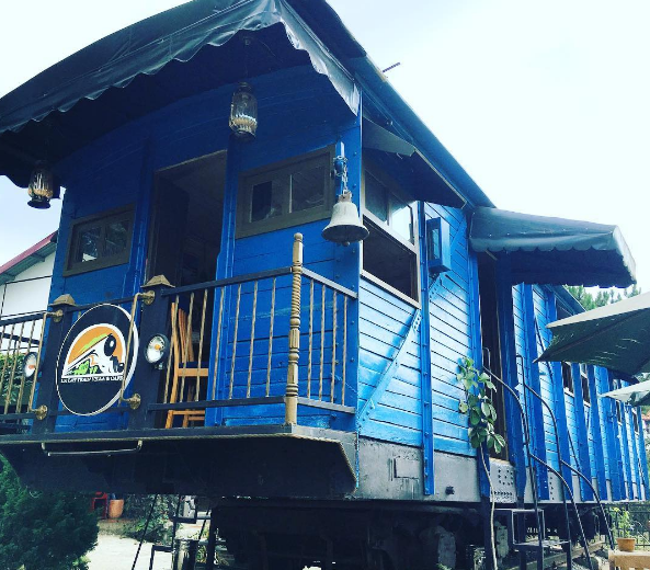Nội thất Dalat Train Villa với màu xanh coban