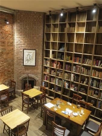 Không gian ấm áp tại Tranquil Books & Coffee Không gian ấm áp tại Tranquil Books & Coffee