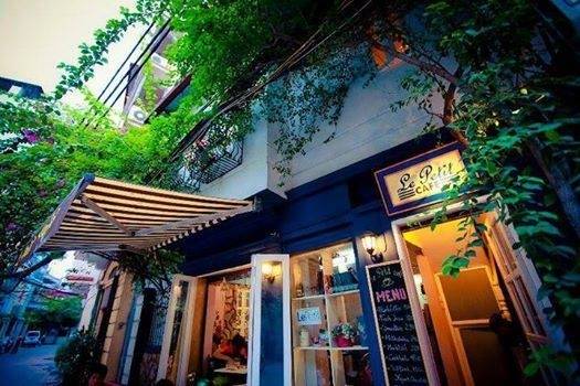 Góc nhỏ yên tĩnh để đọc sách tại Le Petit Cafe Góc nhỏ yên tĩnh để đọc sách tại Le Petit Cafe