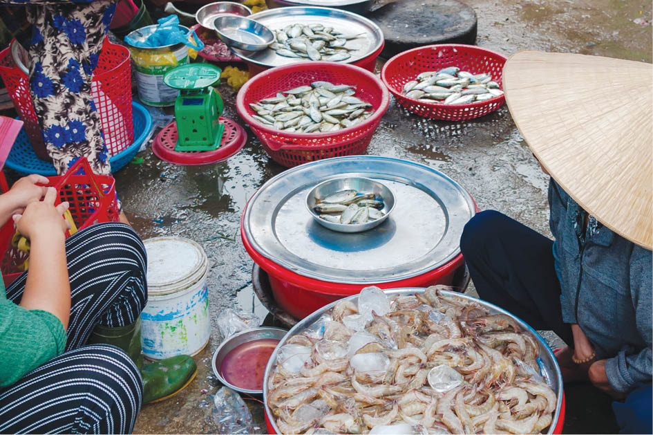Chợ Chuồn bán hải sản tươi ngon gần đầm Chuồn Huế. Ảnh: Báo Thừa Thiên Huế.