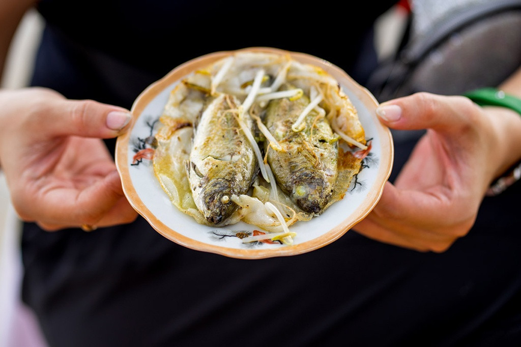 Bánh khoái cá kình đặc sản đầm Chuồn Huế. Ảnh: Báo Thanh niên.
