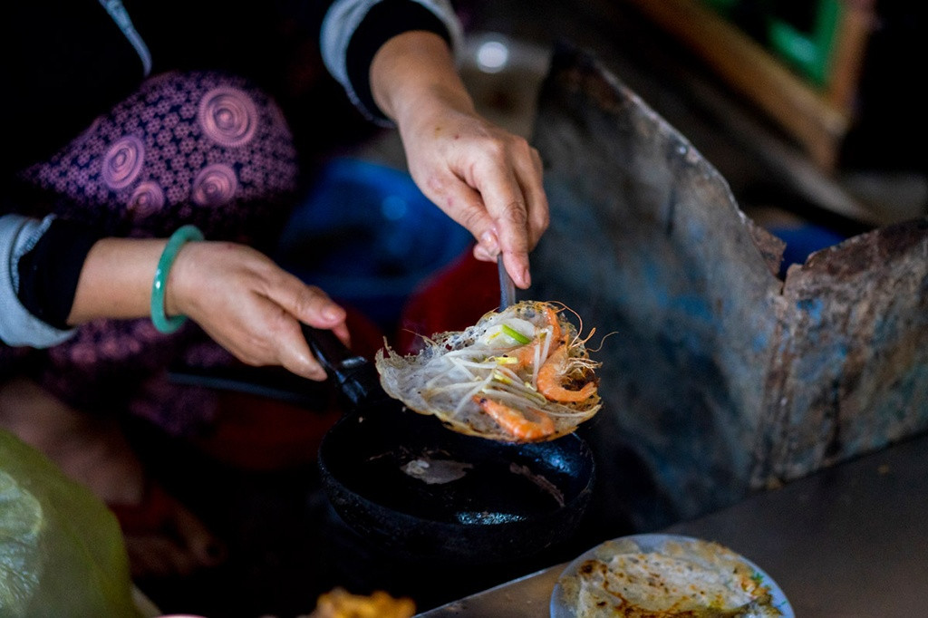 Bánh khoái tôm mực tại đầm Chuồn Huế. Ảnh: Báo Thanh niên.