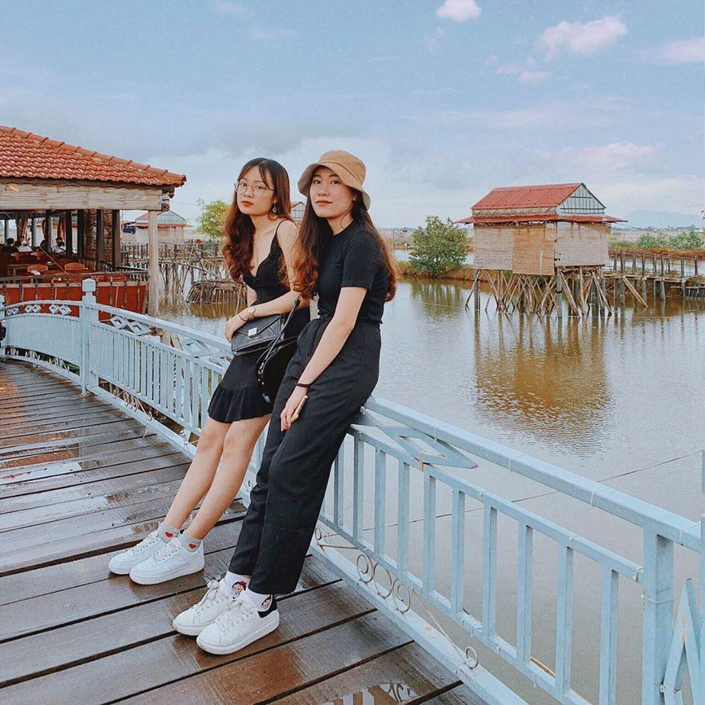 Giới trẻ check-in đầm Chuồn phá Tam Giang cực thơ mộng
