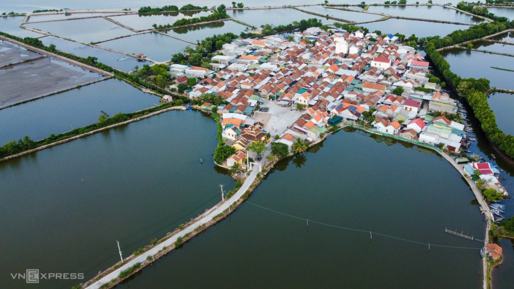 Toàn cảnh làng Hà Liên bình yên giữa sóng nước đầm Nha Phu