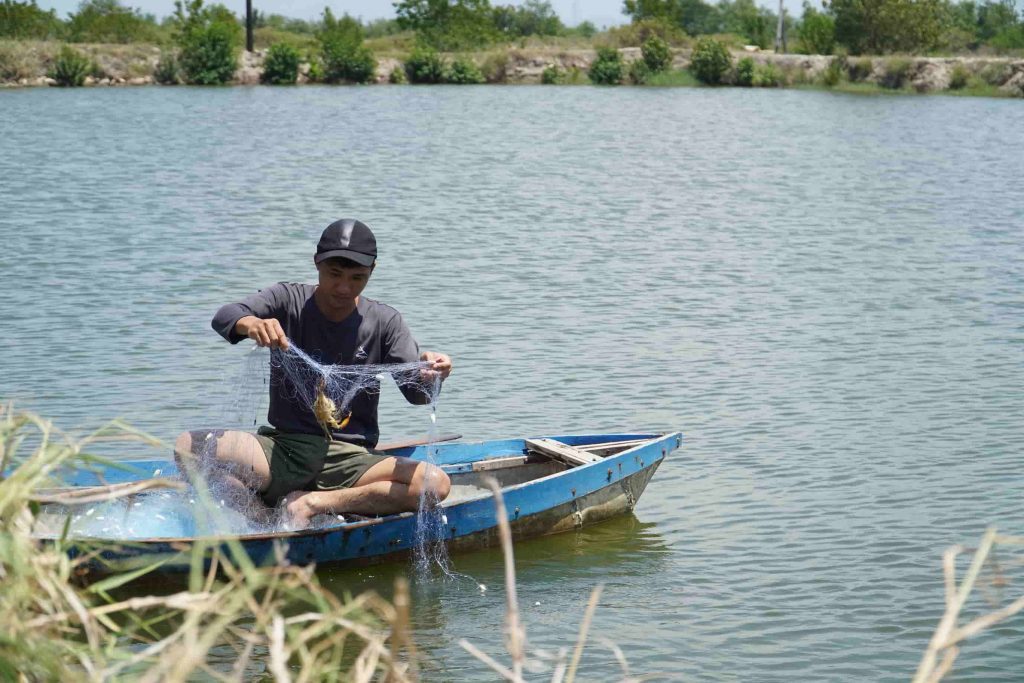 Người dân làng Hà Liên đánh bắt thủy hải sản trên đầm Nha Phu
