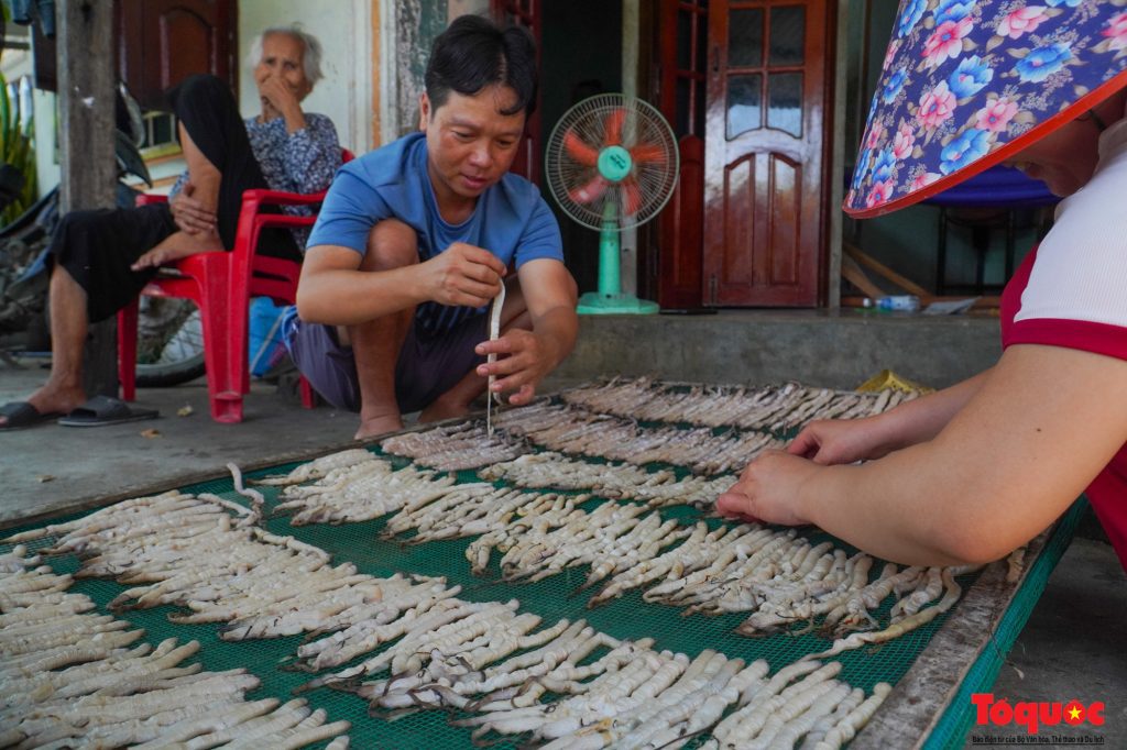 Người dân phơi sá sùng bên đầm Nha Phu Khánh Hòa