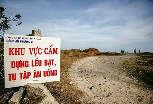Bảng cấm cắm trại tại Đồi Con Heo Vũng Tàu