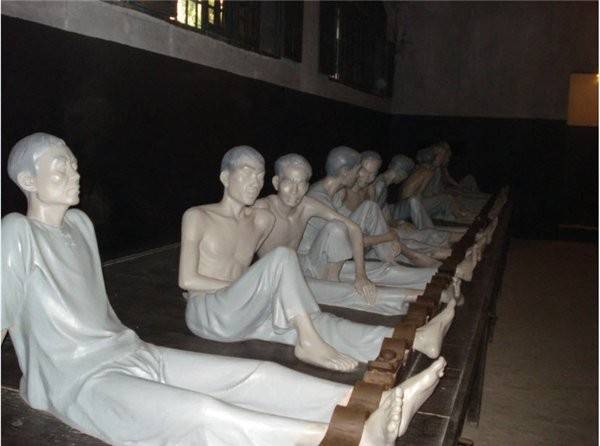 Hình nộm mô phỏng tù binh trong nhà tù Hỏa Lò đầy ám ảnh