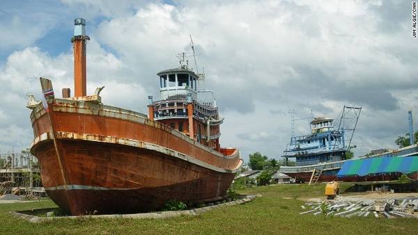 Di tích tàu cá bị sóng thần đánh dạt vào đất liền tại Thái Lan