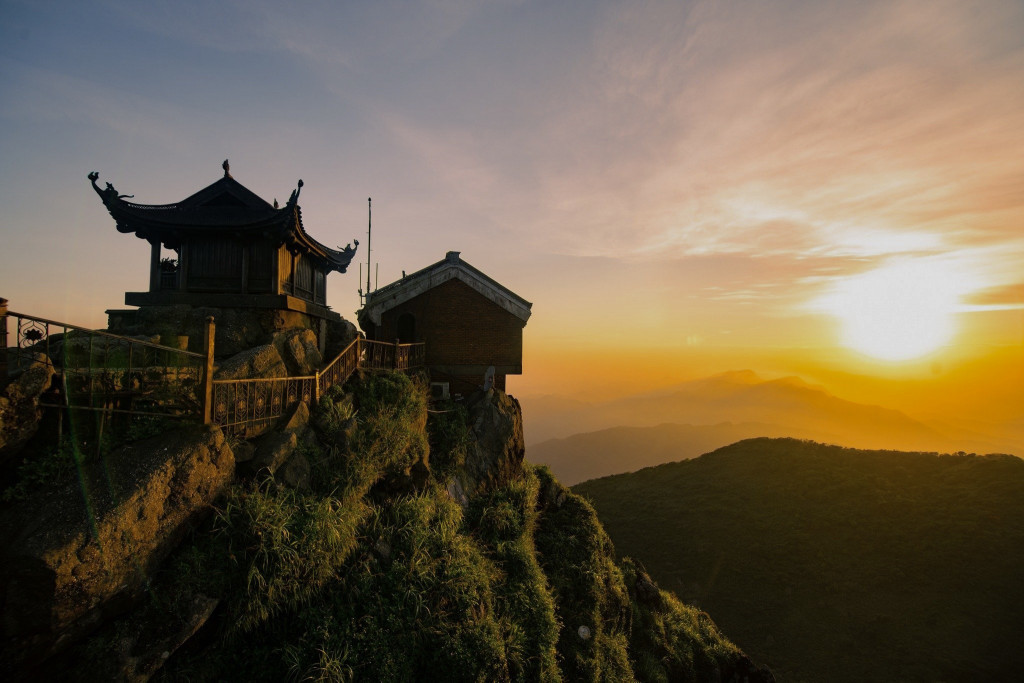 Hoàng hôn tại danh thắng Yên Tử