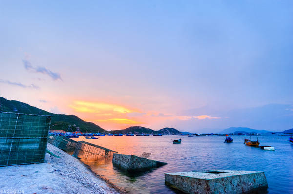 Khung cảnh bình minh rực rỡ khi đi du lịch đảo Bình Ba