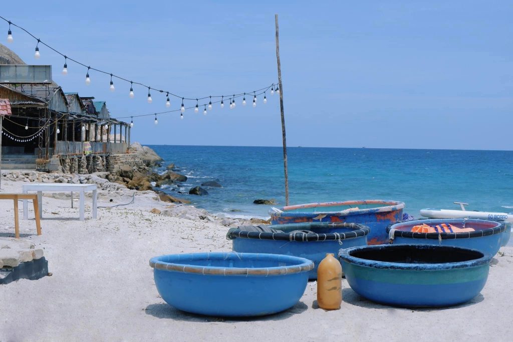 Bè nuôi tôm hùm trên đảo Bình Ba
