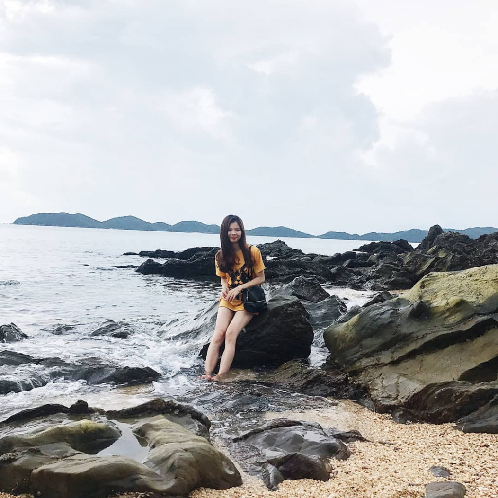 Bãi tắm ghềnh đá đảo Cái Chiên
