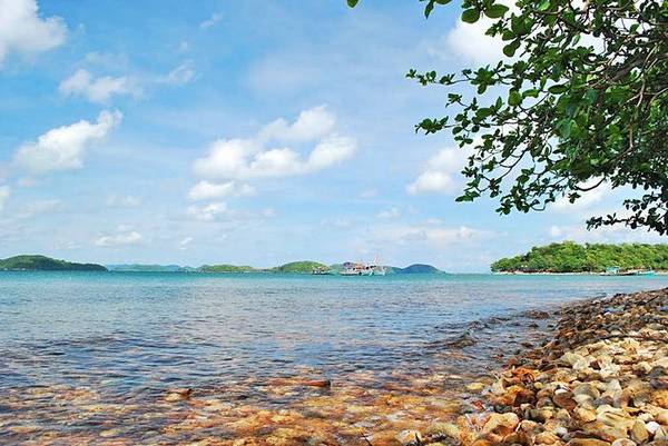 Nước biển xanh ngắt tại hòn đảo phương Nam Bà Lụa