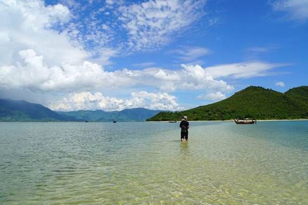 Hình ảnh con đường cát nối liền hai hòn đảo nhỏ tại Điệp Sơn Khánh Hòa