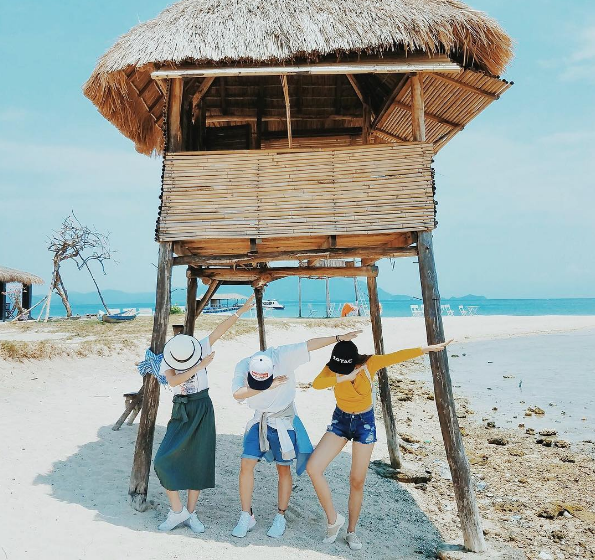 Du khách check-in tại con đường cát đảo Điệp Sơn
