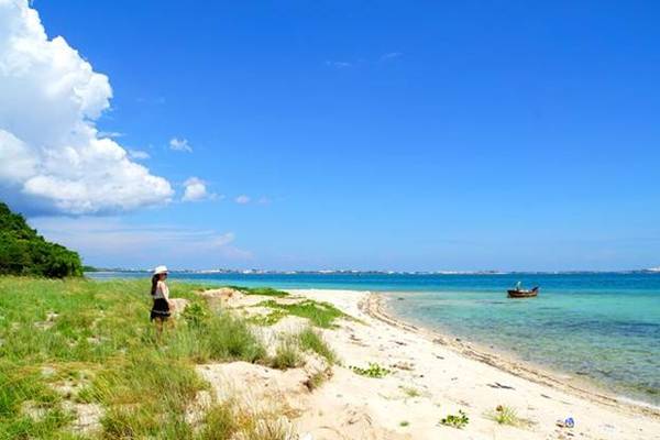 Nước biển xanh màu ngọc bích cực kỳ quyến rũ khi du lịch đảo Điệp Sơn