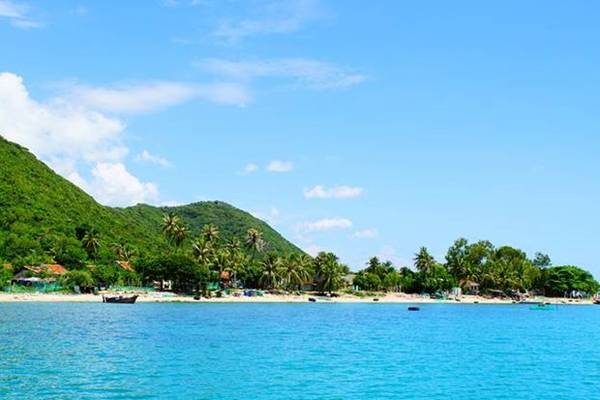 Khung cảnh tuyệt đẹp nhìn từ xa khi đi du lịch đảo Điệp Sơn