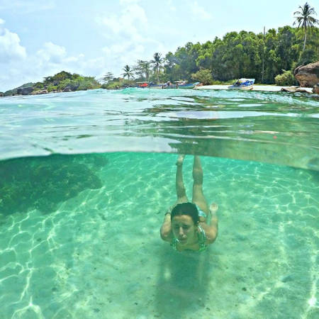 Hòn đảo hoang sơ không bóng người này là thiên đường cho những người đam mê bộ môn lặn biển. Làn nước biển xanh trong tận đáy sẽ dẫn bạn tới khung cảnh đẹp mê hồn dưới nước. Các rạn san hô ở ngay sát bờ, mật độ dày đến mức chỉ cần úp mặt xuống nước là đã thấy. Đây cũng chính là nơi bảo tồn san hô của vùng phía Nam đảo ngọc Phú Quốc