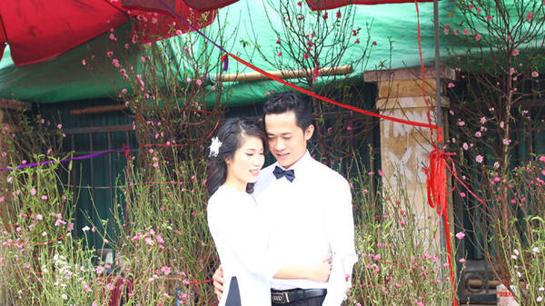 Giới trẻ thích thú chụp hình với hoa đào bên đường - Ảnh: HÀ THANH