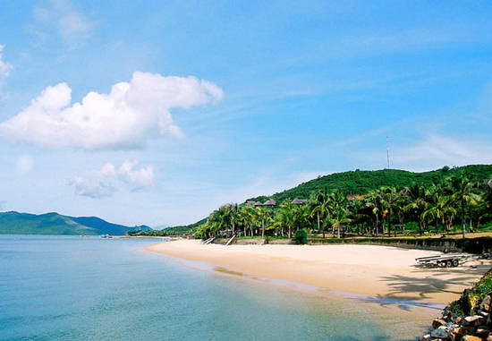 Đảo Hòn Tằm nhìn từ xa trông giống với hình dáng của con Tằm đang nhả tơ.