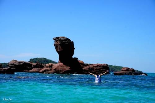 Du khách lặn ngắm san hô gần Hòn Móng Tay