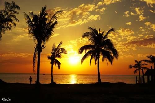 Ánh hoàng hôn rực rỡ trên đảo Móng Tay.