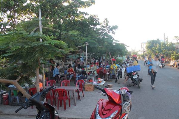 Một khu bán đồ ăn trên đảo. Ảnh: Khoa Trần