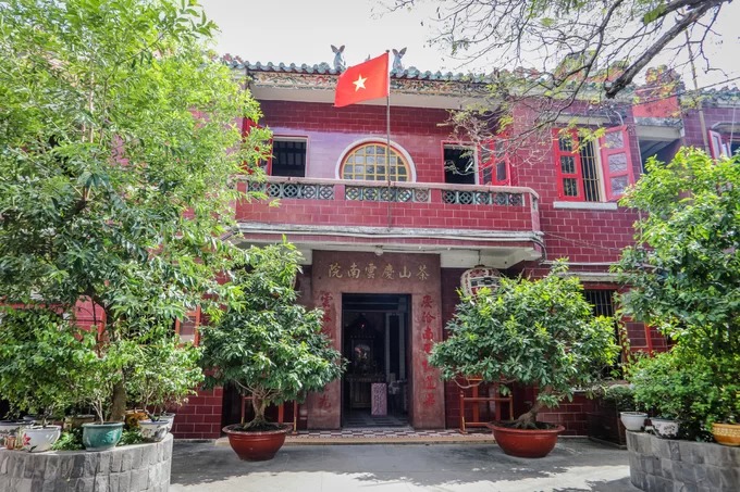 Kiến trúc của Khánh Vân Nam Viện vẫn giữ nguyên những đặc trưng bao gồm sân, các dãy nhà tiền điện và chính điện hai tầng