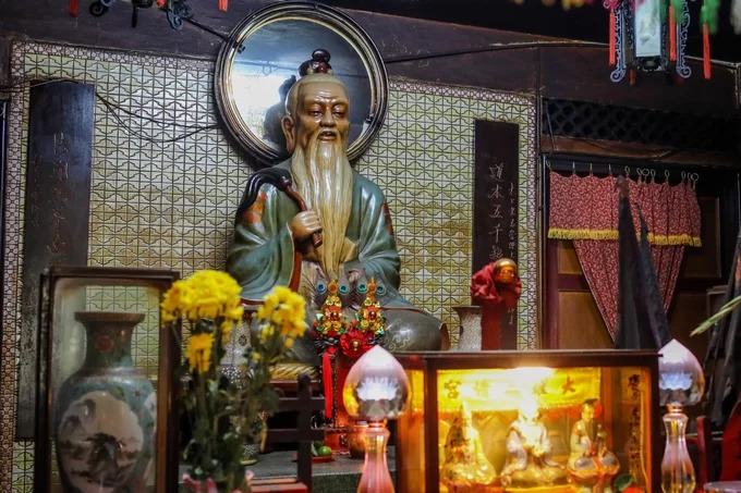 Gian chính điện Khánh Vân Nam Viện thờ Tam Đế và Lữ Tổ