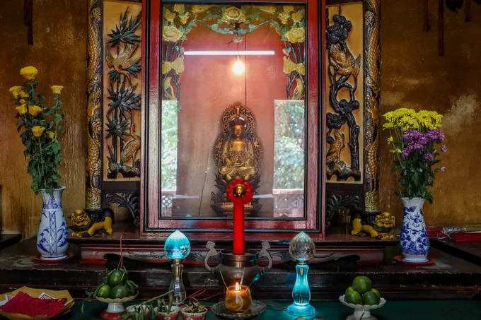 Bàn thờ Phật được đặt trang nghiêm trong tủ kính tại Khánh Vân Nam Viện