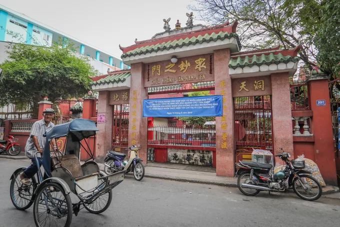 Tọa lạc trong con hẻm đường Nguyễn Thị Nhỏ (quận 11), Khánh Vân Nam Viện có nguồn gốc từ huyện Nam Hải, tỉnh Quảng Đông, Trung Quốc, được du nhập vào Sài Gòn - Chợ Lớn năm 1936 và đến nay đã phát triển tới hơn 2.000 tín đồ. Đây là ngôi đạo quán hiếm hoi và lớn nhất miền Nam, mang yếu tố tổng hợp của "tam giáo đồng nguyên": Nho giáo - Phật giáo - Đạo giáo.
