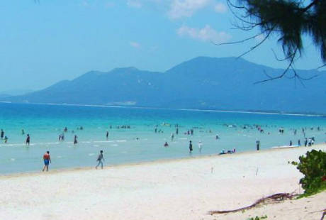 Bãi biển Đại Lãnh trong vắt thu hút khách du lịch Nha Trang