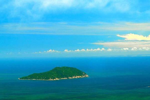 Toàn cảnh đảo Sơn Chà nhìn từ xa