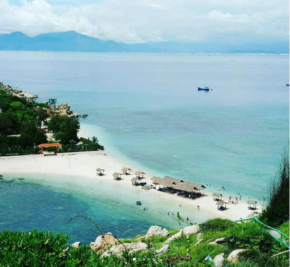 Bãi tắm đôi độc đáo tại Đảo Yến Hòn Nội Nha Trang