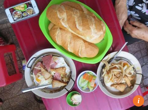 Bao La có bố mẹ là người Việt. Dưới đây là 7 quán ăn được anh lưu lại trong tour du lịch ẩm thực yêu thích của mình. Bánh mì chảo Hoà Mã – 53 Cao Thắng, quận 3 Trong hình là suất ăn ưa thích của Bao La với trứng ốp la, pate, chả, khoai tây và bánh mì, phục vụ trên chảo nóng nên còn được gọi là bánh mì chảo. Quán mở từ 5 đến 10 giờ sáng.
