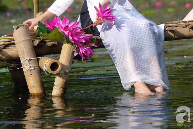 Những ngày này, đến Suối Yến, rất dễ bắt gặp những cô gái thướt tha ngồi trên cầu tre mà thả dáng với sắc hoa.