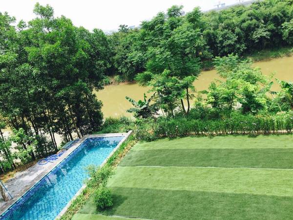 Lối đi ngập tràn hoa lá tại Phơri's House Hà Nội