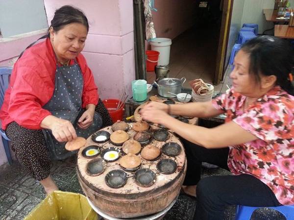 Hình ảnh chiếc lò than có nhiều lỗ tròn trên bề mặt - Ảnh: Huyền Trần