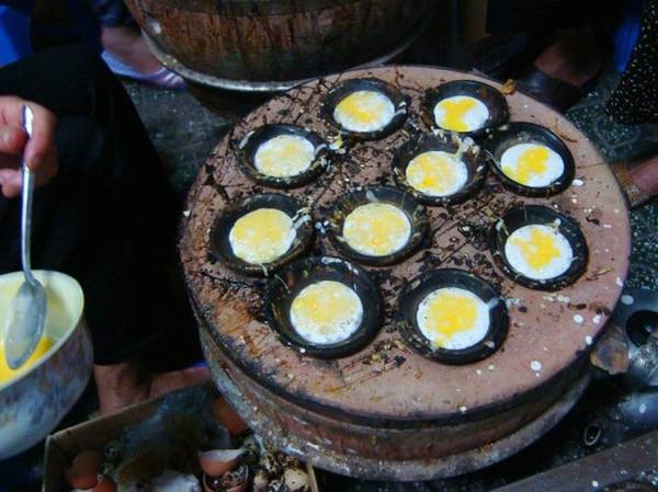 Trứng được đổ trên mặt bánh tạo thành nhân bánh - Ảnh: Huyền Trần