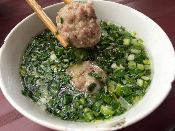 Nước chấm mỡ hành ăn kèm pha đúng vị Đà Lạt - Ảnh: Huyền Trần