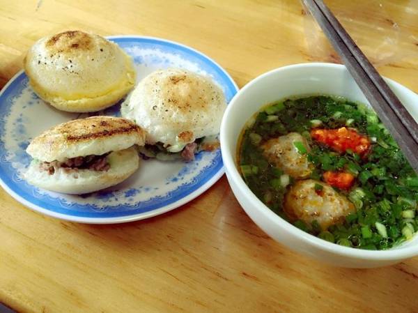 Đĩa bánh căn nóng hổi xua tan cái lạnh đầu đông - Ảnh: Huyền Trần
