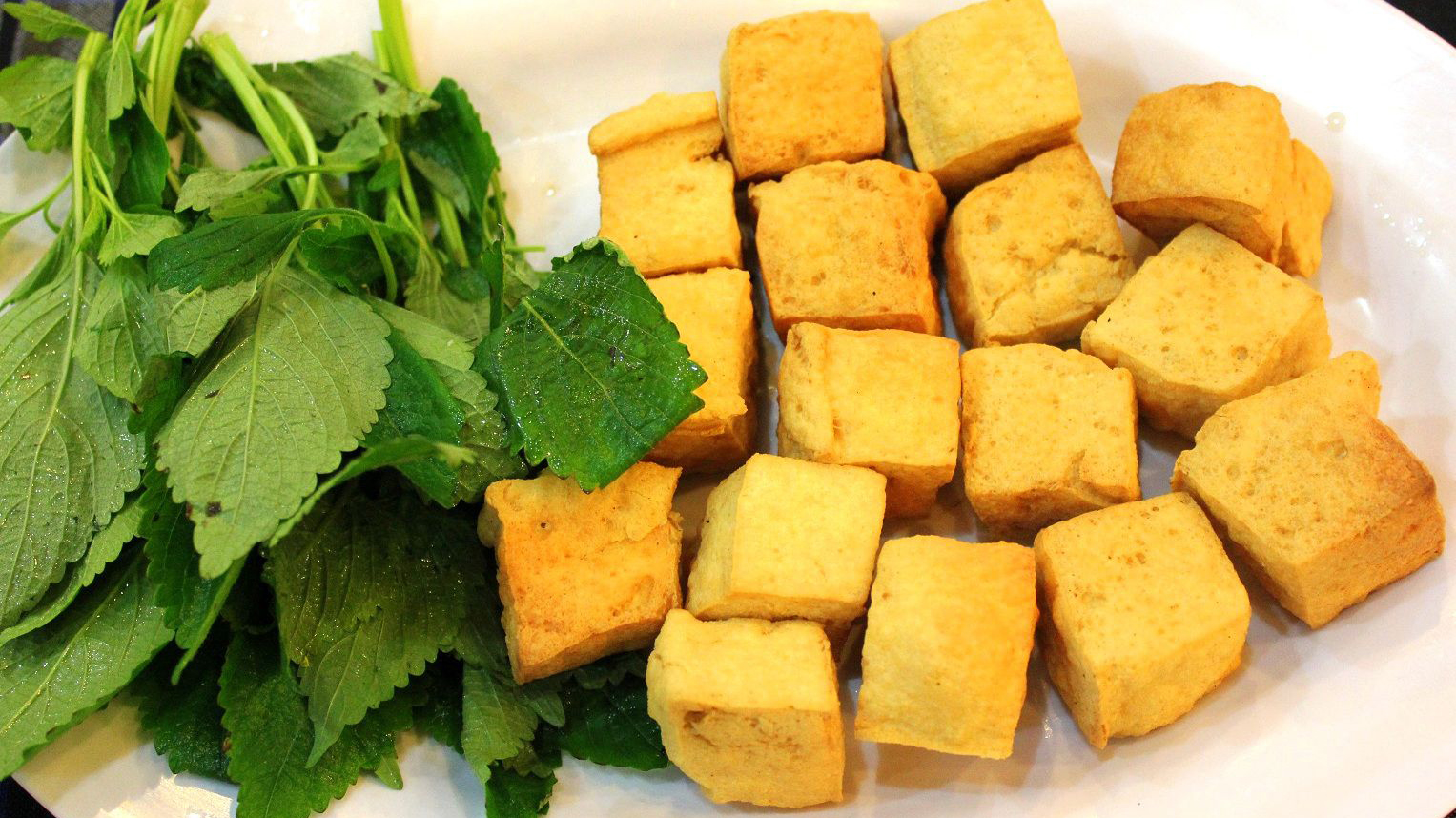 Chiên đậu hủ vàng giòn cho món đậu hủ kho tương