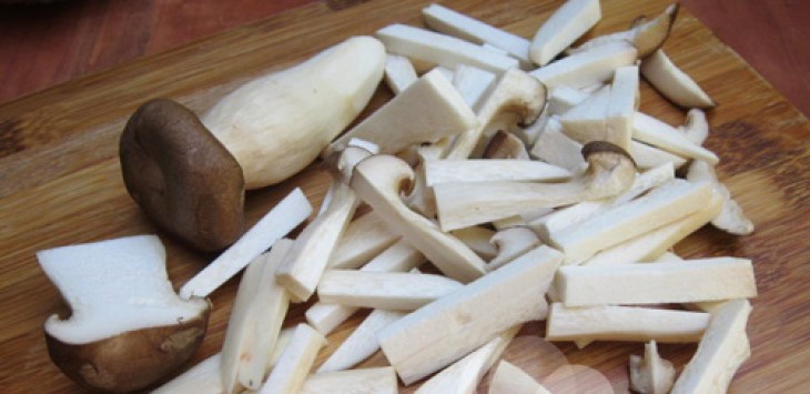 Sơ chế nguyên liệu cho món đậu hủ nấm kho tương