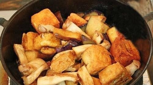 Xào nấm đùi gà thấm vị cho đậu hủ nấm kho tương