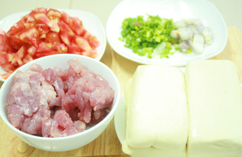 Sơ chế nguyên liệu cho món đậu hũ nhồi thịt Sơ chế nguyên liệu cho món đậu hũ nhồi thịt