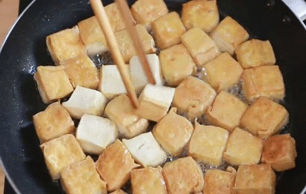 Chiên đậu hũ giòn cho món đậu hũ xào cà thịt băm
