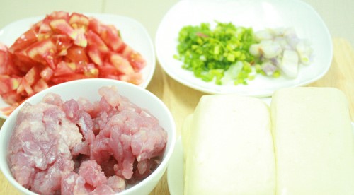 Sơ chế nguyên liệu cho đậu hũ xào cà thịt băm