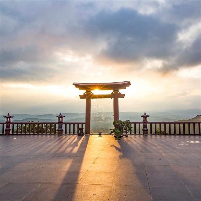 Khung cảnh mây núi tại Linh Quy Pháp Ấn